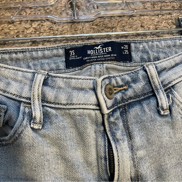 Hollister Women’s Curvy High-Rise Mom Jeans Light Wash 3S - Picture 3 of 4